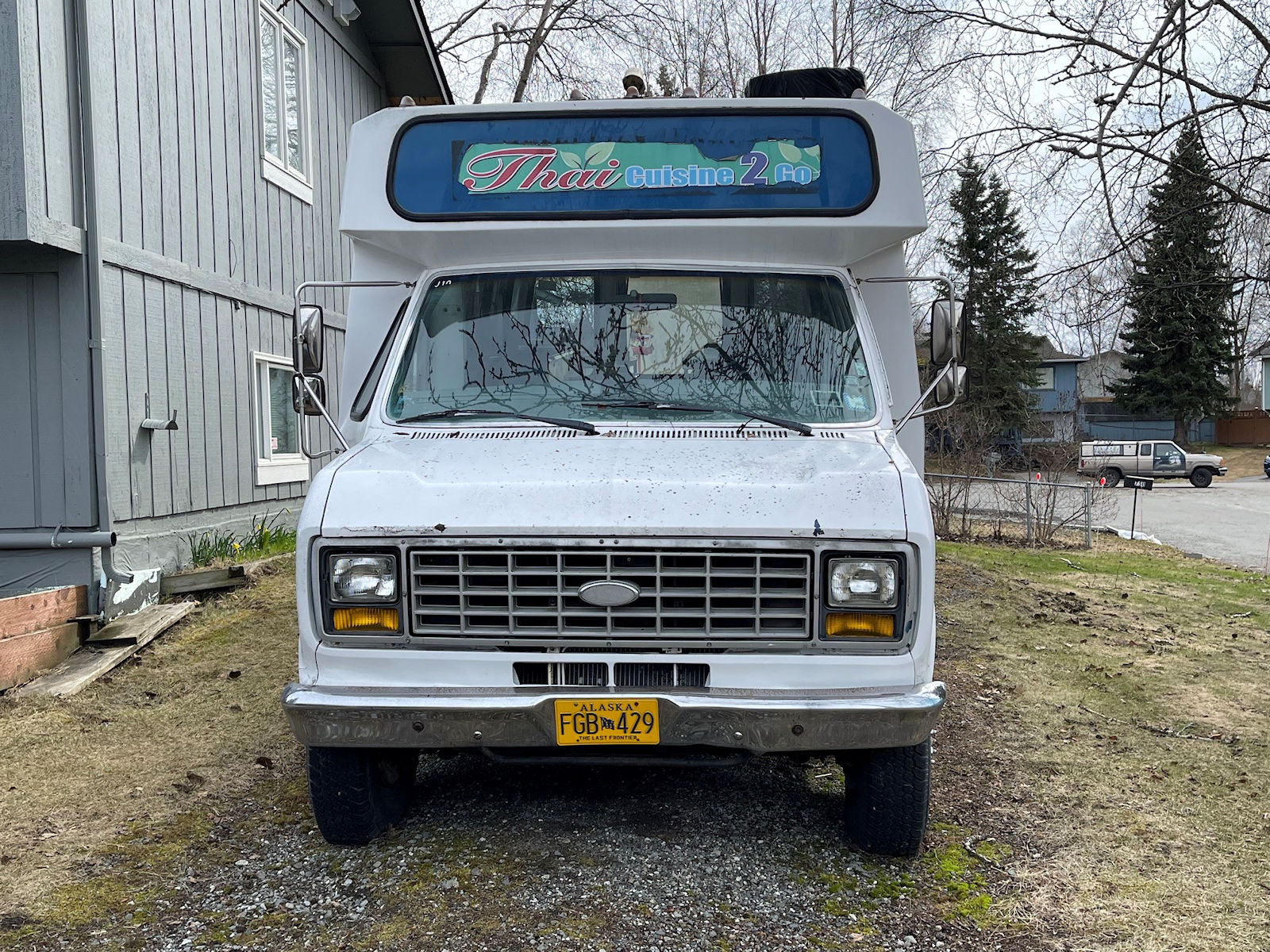 Front view of Ford Econoline 350 food truck