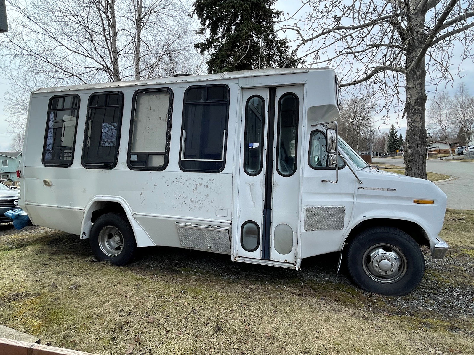 Passenger side view of Ford Econoline 350 food truck